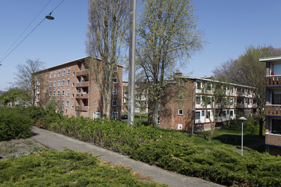 914056 Gezicht op enkele studentenflats aan de Ina Boudier-Bakkerlaan te Utrecht, vanaf het park Oosterspoorbaan ...